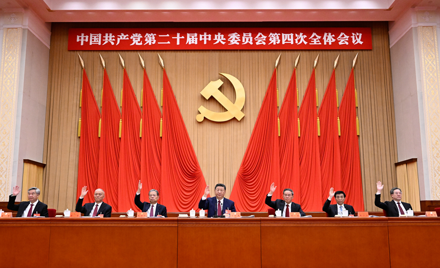 ??中國共產(chǎn)黨第二十屆中央委員會第四次全體會議，于2025年10月20日至23日在北京舉行。這是習(xí)近平、李強、趙樂際、王滬寧、蔡奇、丁薛祥、李希等在主席臺上。