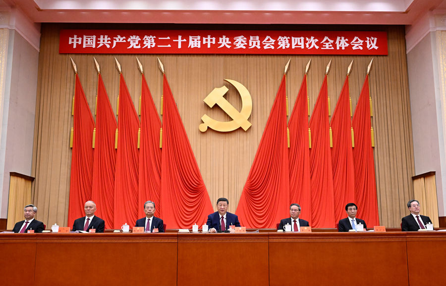 ??中國共產(chǎn)黨第二十屆中央委員會第四次全體會議，于2025年10月20日至23日在北京舉行。這是習(xí)近平、李強、趙樂際、王滬寧、蔡奇、丁薛祥、李希等在主席臺上。